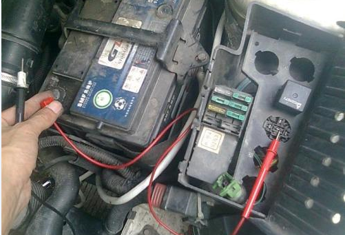 更換保險絲先關掉總電源 更換保險絲先關掉總電源