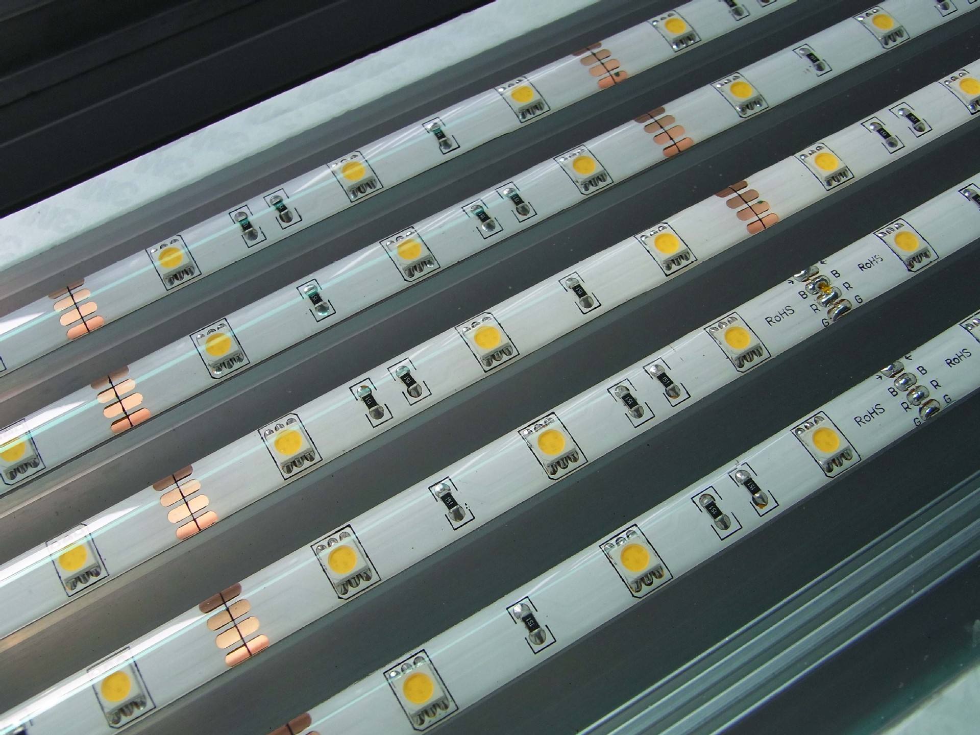 JDTFUSE 自恢復(fù)保險絲安裝在LED電路中